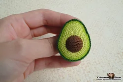 Маленькое авокадо из бисера