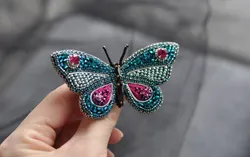 Брошка бабочка из бисера