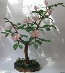Дерево с цветочками из бисера