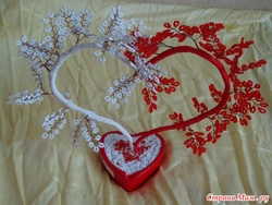 Дерево из бисера в форме сердца