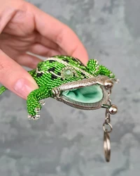 Зеленое кольцо из бисера лягушка