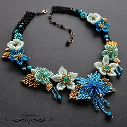Цветочное ожерелье из бисера