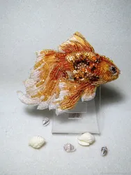 Золотая рыбка из бисера брошь фото