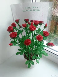 Большие розы из бисера для вазы