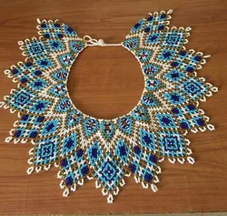 Плетеное ожерелье из бисера