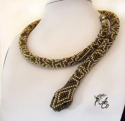 Ожерелье в виде змеи из бисера