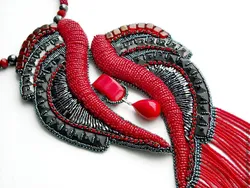 Ожерелье в виде змеи из бисера