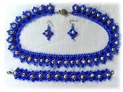 Сережки и ожерелье из бисера