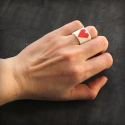 Кольца из бисера с сердечком фото