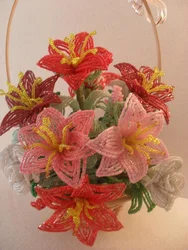 Композиция цветов из бисера с лилиями