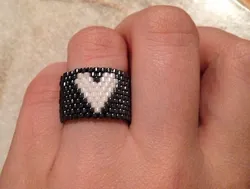 Красивое кольцо из бисера с сердечком