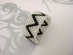 Обычное кольцо из бисера черное