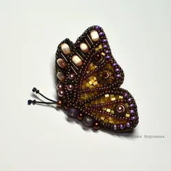 Брошь бабочка из бисера на фетре фото