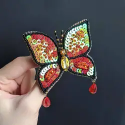 Брошь бабочка из бисера на фетре фото