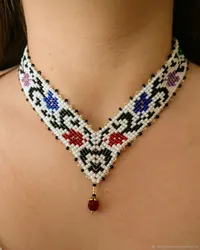 Ожерелье из бисера вишня