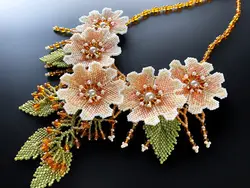 Из бисера цветочки ожерелье