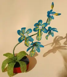 Плетение белой орхидеи из бисера