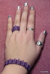 Фиолетовое кольцо из бисера