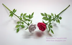 Маленькие розы из бисера мк