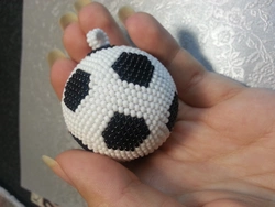 Объемный футбольный мяч из бисера