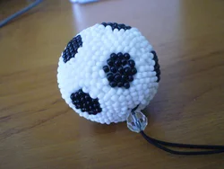 Объемный футбольный мяч из бисера