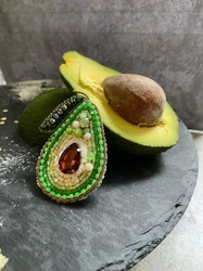 Брошь авокадо из бисера и камней